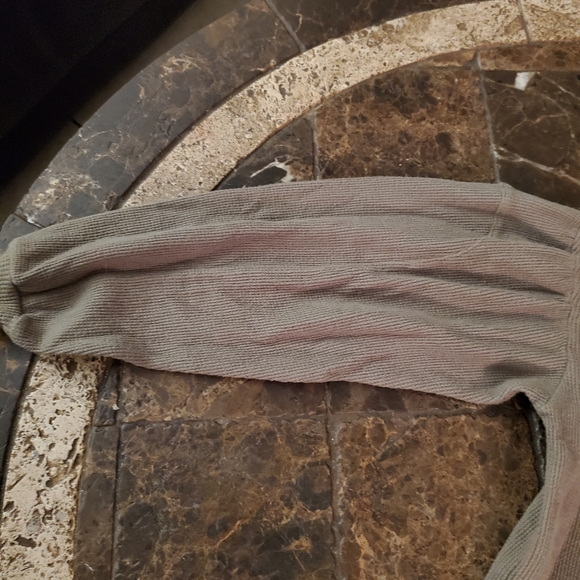 Monrow dusty olive shirred sleeve brushed thermal sweatshirt NWT - Picture 4 of 5